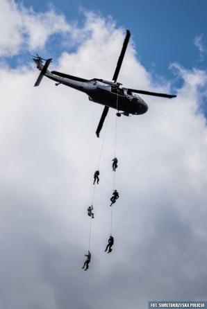 [VIDEO] Gotowi do podjęcia najtrudniejszych zadań. Black Hawk który niedawno wrócił z działań ratowniczo-gaśniczych w Turcji.