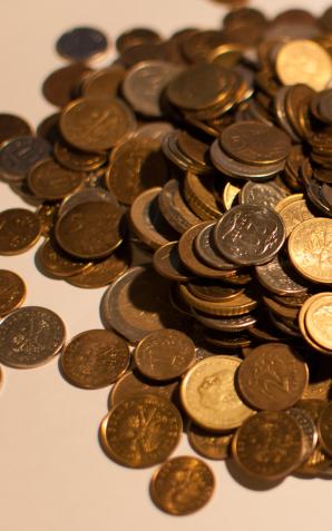 Niewielu pracodawców planuje podwyżki. Konsumentów wspomagają spadki cen