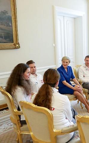 Wyjątkowi zawodnicy tenisa ziemnego, zwycięzcy medalowi w Hiszpanii, na spotkaniu z Pierwszą Damą