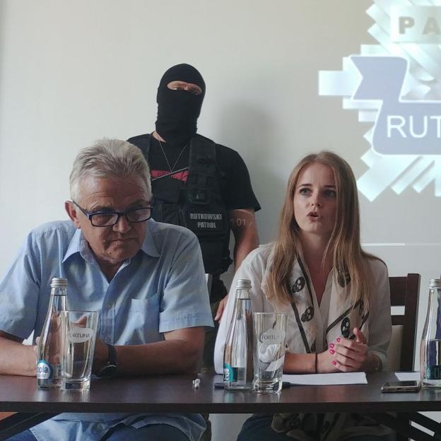 [VIDEO] Konferencja Krzysztofa Rutkowskiego: Nagroda za odnalezienie zaginionego Łukasza Porwolika. Piramida finansowa cały czas oszukuje ludzi, a jej założycie ukrywają się na Cyprze.