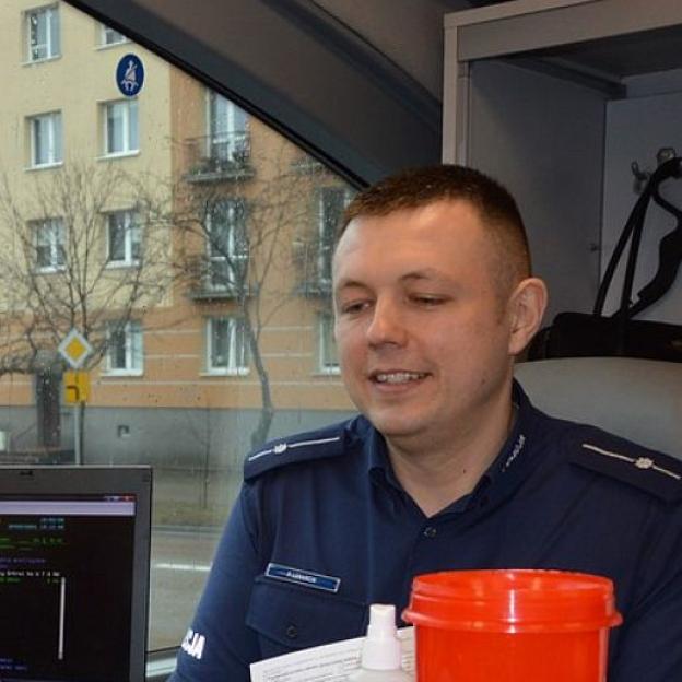 Radomski policjant oddał szpik dla genetycznego bliźniaka. Podarował szansę na życie mężczyźnie z Polski