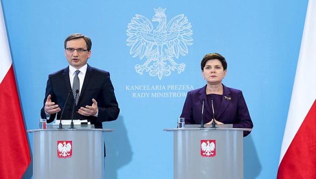[VIDEO] Premier Beata Szydło: rząd przyjął projekty ustaw o komornikach. Mają zabezpieczyć dłużników przed nadużyciami 