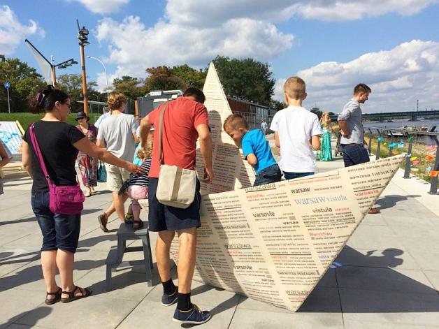 Warszawa: Papierowa łódeczka zacumowała na bulwarze