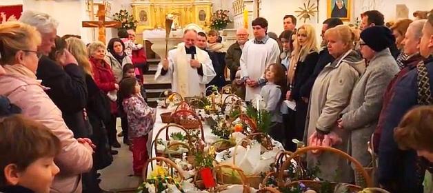 [VIDEO] Poświęcenie Pokarmów w Wielką Sobotę. Słowo i o godz. 20 transmisja z Nabożeństwa Wigilii Zmartwychwstania Pańskiego z Bazyliki w Piekarach Śląskich 