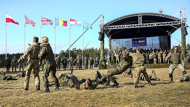 [VIDEO] Prezydent w Orzyszu na wspólnych ćwiczeniach z wojskami USA, Wielkiej Brytanii, Rumunii i Chorwacji tworzących Wielonarodową Batalionową Grupę Bojową NATO. W 20 rocznicę przystąpienia Polski do Paktu