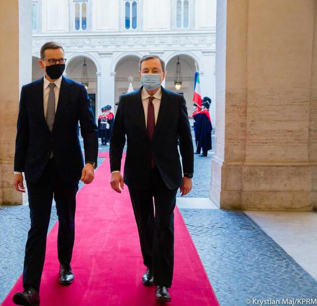 Premier Morawiecki w stolicy Włoch spotkał się z premierem Mario Draghim. Omówiono m.in. wzmocnienie obecności wojskowej Rosji wokół Ukrainy, presję na Ukrainę i Mołdawię