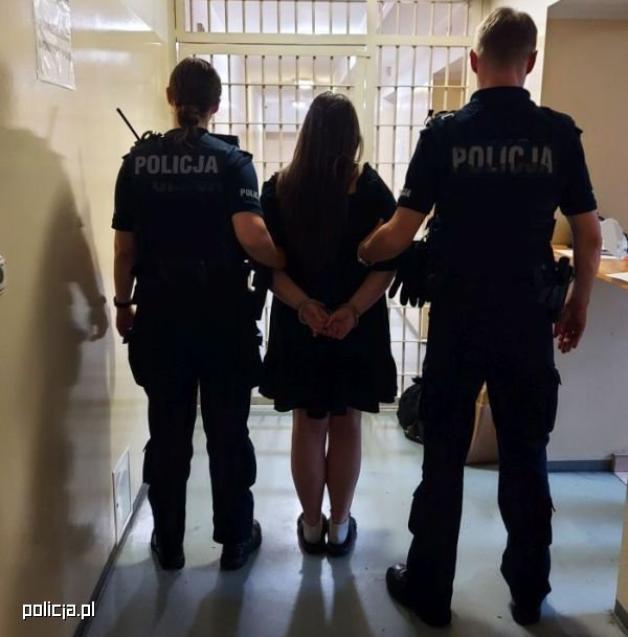 Łowiccy policjanci zatrzymali 21-letnią kobietę, która ugodziła nożem mężczyznę. 22-latek przeżył atak i został hospitalizowany. 21-latka usłyszała zarzut usiłowania zabójstwa, za co grozi kara nawet dożywotniego pozbawienia wolności. Na wniosek Prokuratur